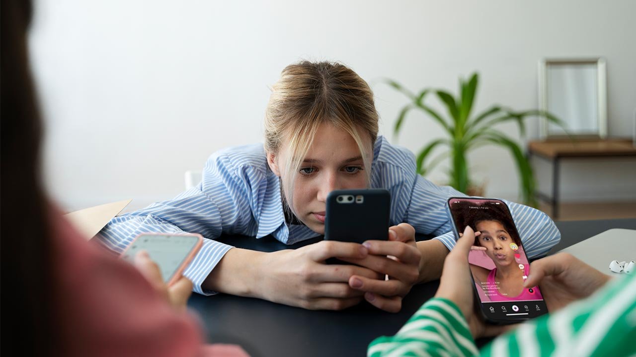 5 Proven Ways Social Media Addiction Damages Your Mental Health
